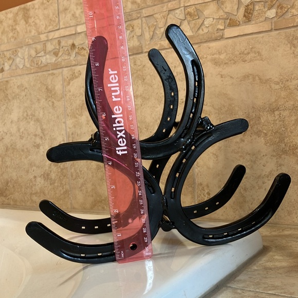 Handmade horseshoe wine bottle holder - Picture 5 of 9